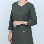 اسکراب پزشکی زنانه مدل الیت رنگ زیتونی - نمای کامل