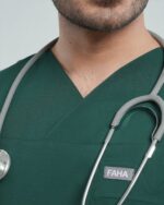 نمای نزدیک از جیبها و جنس پارچه اسکراب پزشکی مدل لوتوس
