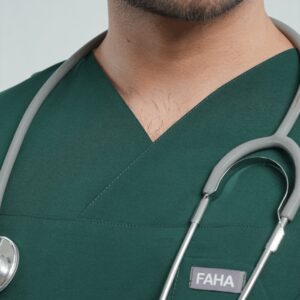 نمای نزدیک از جیب‌ها و جنس پارچه اسکراب پزشکی مدل لوتوس