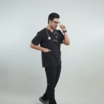 اسکراب پزشکی یونیسکس مدل لوتوس رنگ مشکی با 10 جیب و یقه هفت