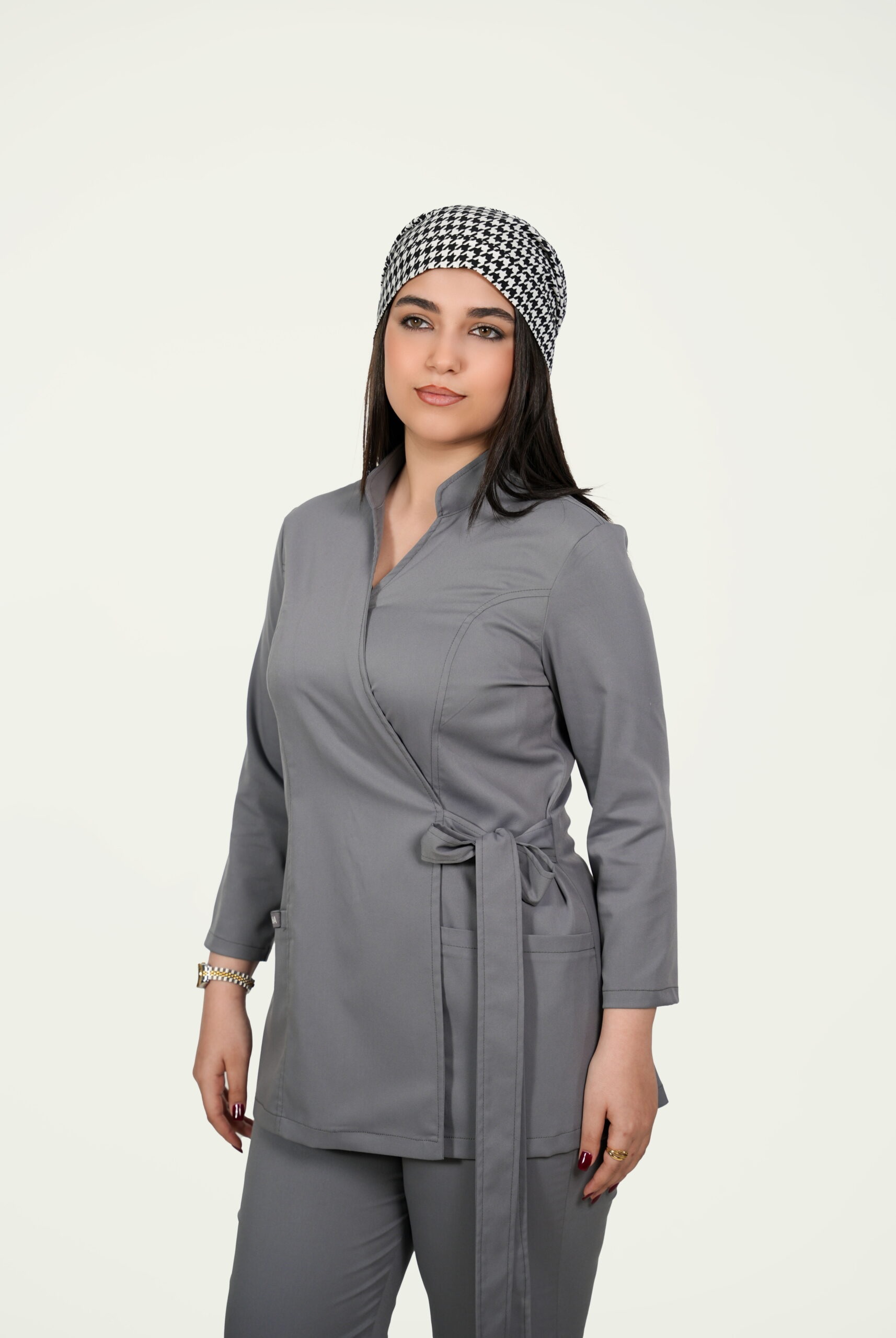 اسکراب پزشکی لیا رنگ طوسی اسکراب پزشکی زنانه مدل لیا برند فاحا رنگ طوسی نمای کامل