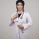 نمای کامل روپوش سفید مدل کتی زنانه با فرم اندامی