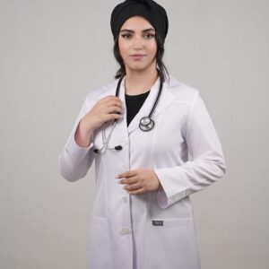 نمای کامل روپوش سفید مدل کتی زنانه با فرم اندامی