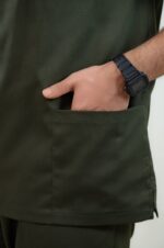 نمای نزدیک از پارچه کتان کش اسکراب مدل لرد سبز با دوخت صنعتی و ضد چروک